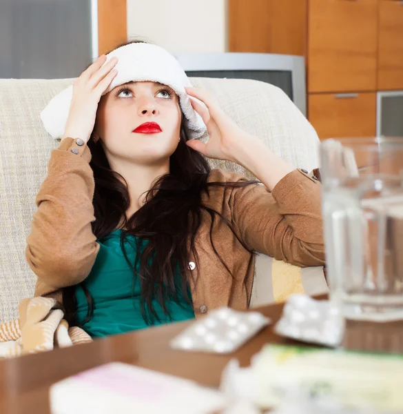 Vrouw stuping handdoek lijden aan het hoofd — Stockfoto