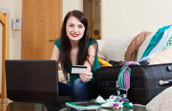 Mujer reservando hotel o boleto en internet — Foto de Stock