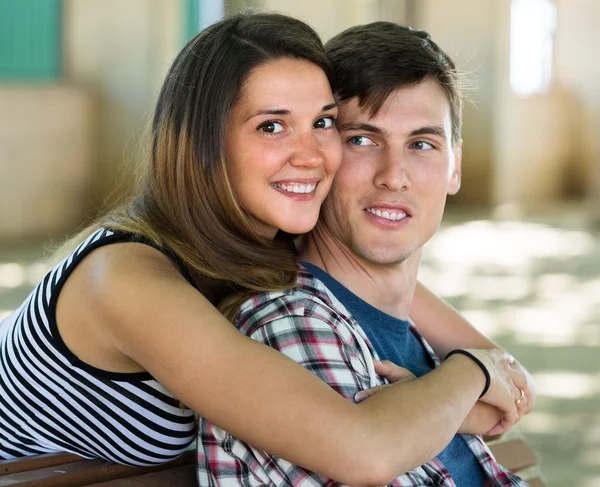 Feliz jovem casal ao ar livre — Fotografia de Stock