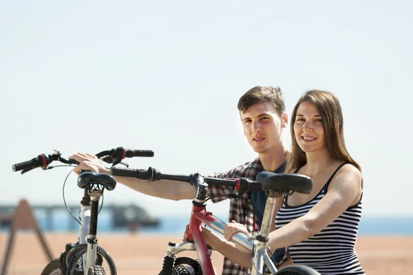 Paar rastet nach dem Radfahren aus — Stockfoto