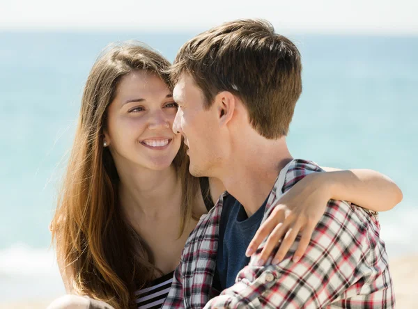 Pareja en playa de arena —  Fotos de Stock