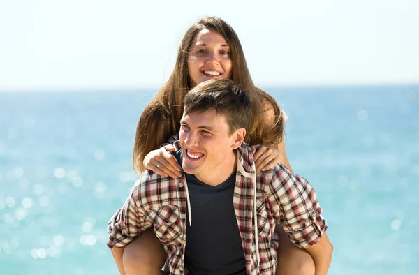Friends spending a weekend at the seaside — Stock Photo, Image