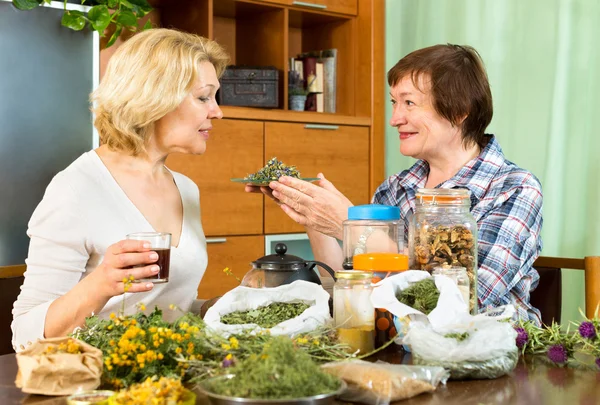 Donna spiegando al suo vicino circa il tè — Foto Stock