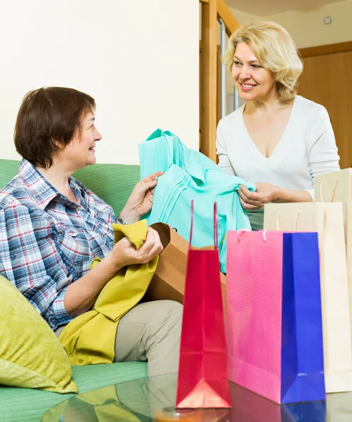 Twee vrouwen met shopping tassen — Stockfoto