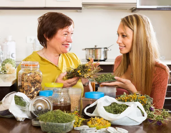 Two women with dried herbs — Stock Photo, Image