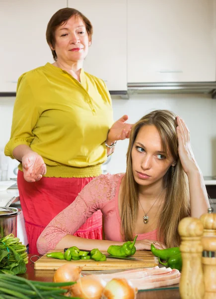 Dos mujeres compartiendo malas noticias — Foto de Stock