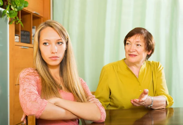 Due donne che condividono cattive notizie — Foto Stock