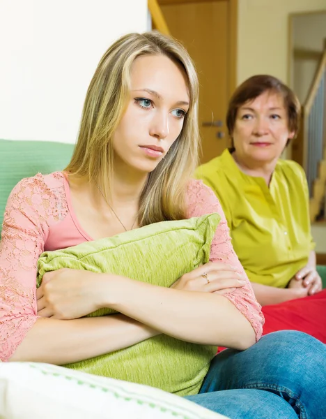 Seniorin und erwachsene Tochter im Streit — Stockfoto