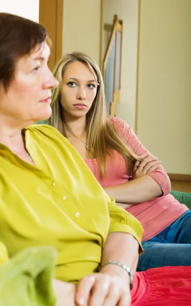 Vuxen dotter och mor efter gräl — Stockfoto