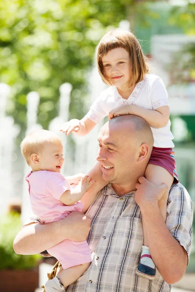 Vader met twee kinderen — Stockfoto