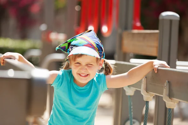 Retrato del niño riendo en el patio de recreo —  Fotos de Stock