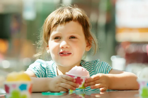 女の子の屋外カフェでアイスクリームを食べる — ストック写真