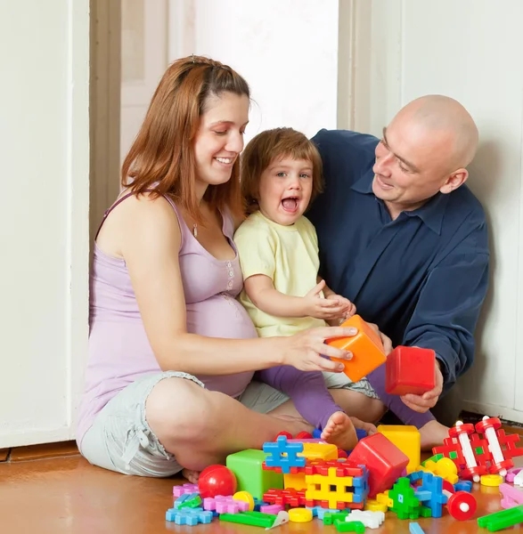 Gelukkige ouders speelt met kind — Stockfoto