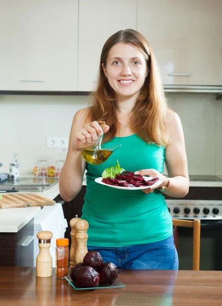 Kvinna i grönt med kokta rödbetor på heminredning — Stockfoto