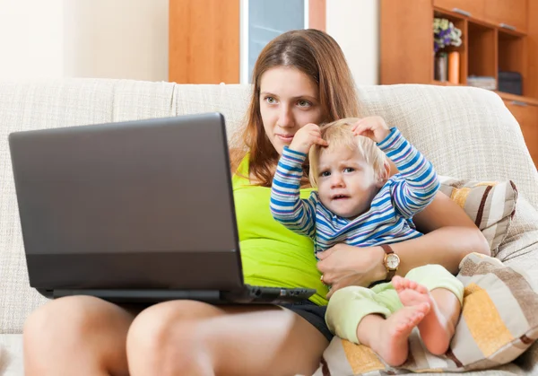 Laptop ve bebek ile çalışan kadın — Stok fotoğraf