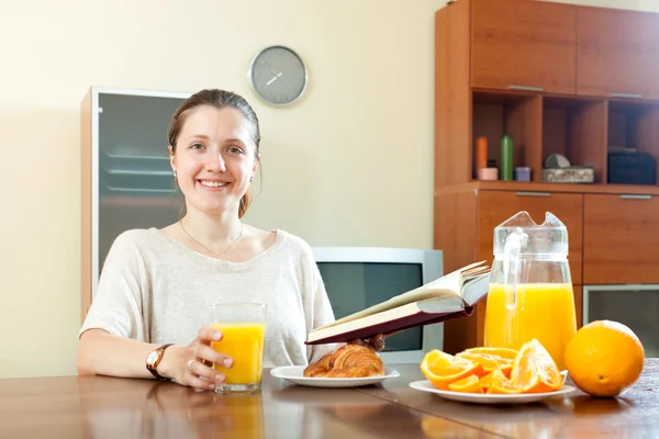 Jovem mulher tomando café da manhã — Fotografia de Stock