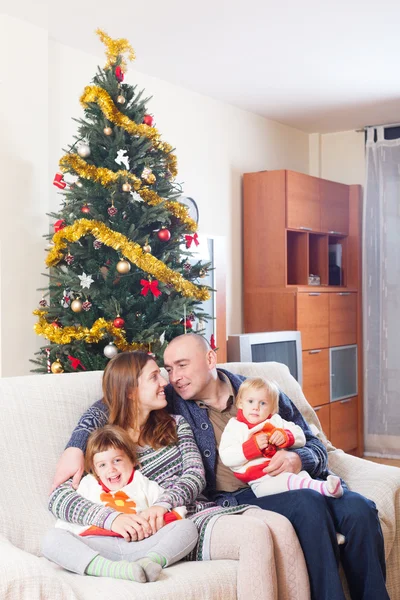 有圣诞树的家庭 — 图库照片