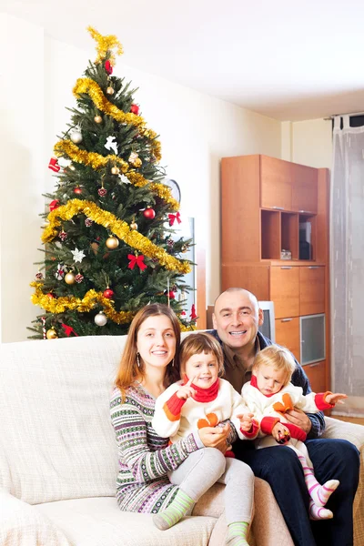 Familjen på soffan vid jul — Stockfoto