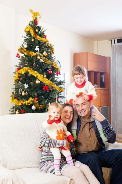 Famille sur canapé à Noël — Photo