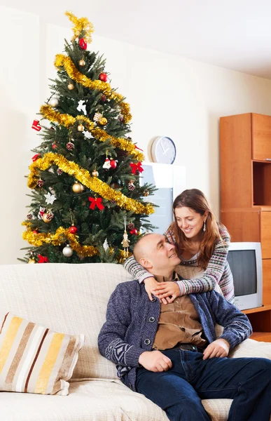 Paar in de buurt van een kerstboom — Stockfoto