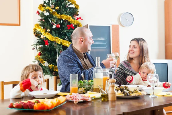 Mutlu aile Noel ağacının yanında — Stok fotoğraf