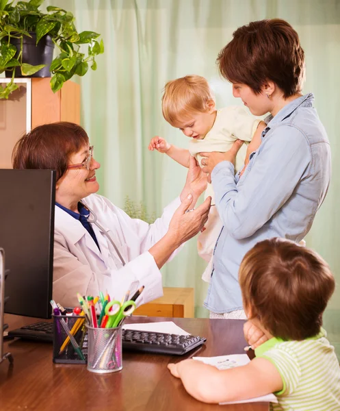 Matka s dvěma dětmi a pediatr doktor — Stock fotografie