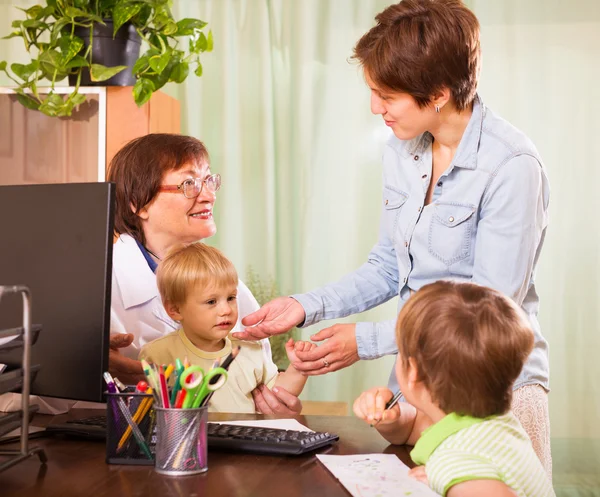 Freundlicher Kinderarzt untersucht Kinder — Stockfoto