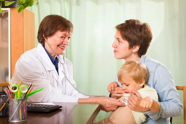 Médico examinando bebê — Fotografia de Stock