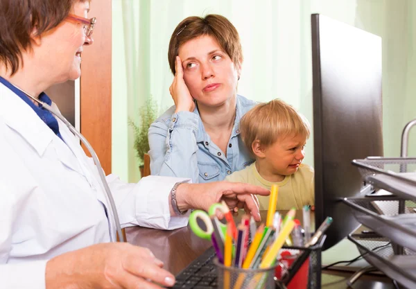 Médico examinando bebê — Fotografia de Stock