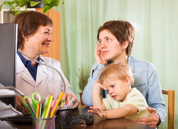 Doctor talking with mother of baby — Stock Photo, Image