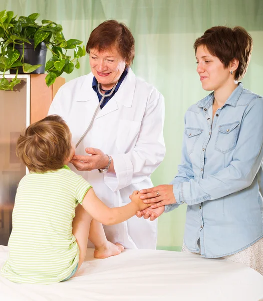 Doctor examining preschooler child — Stock Photo, Image