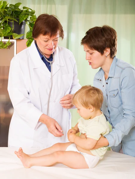 Médico examinando bebê menina com estetoscópio — Fotografia de Stock