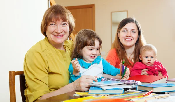 Mulher sênior com filha e netos em casa . — Fotografia de Stock