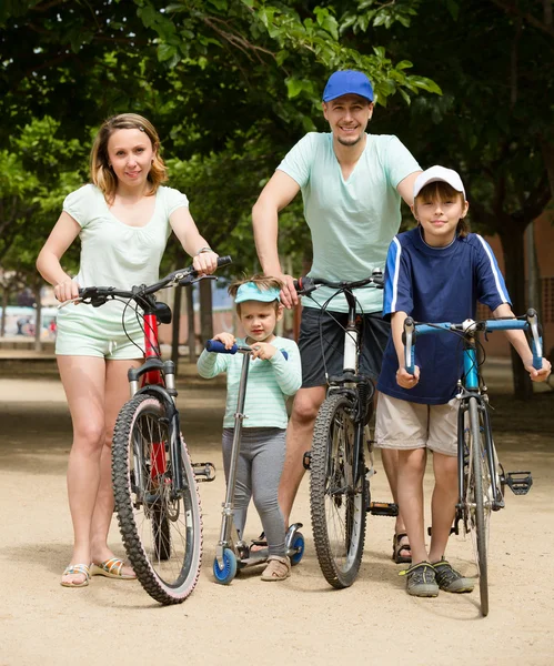 Parents and kids with bicycles — Stock Photo, Image