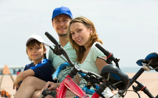 Eltern und Sohn mit Fahrrädern — Stockfoto