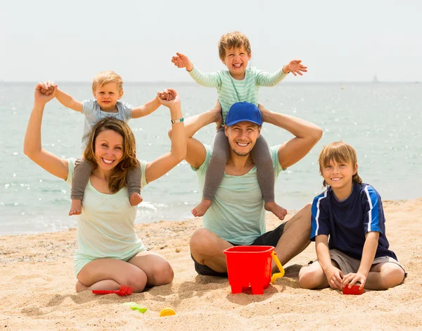 Padres con hijos en la playa — Foto de Stock