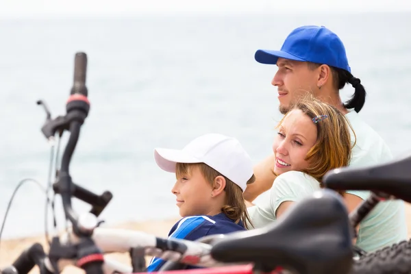 Parents avec adolescent se reposant sur la plage — Photo