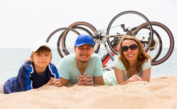 Famiglia con biciclette in spiaggia — Foto Stock