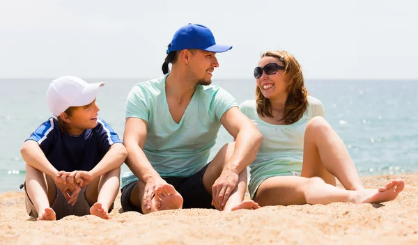 Portret van familie op strand — Stockfoto