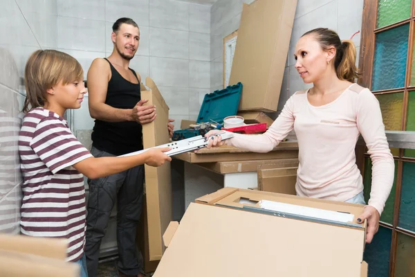 Family packing things — Stock Photo, Image