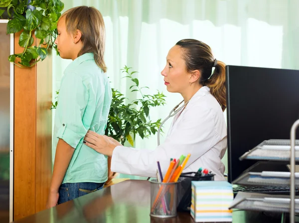 Doctor with teenager patient — Stock Photo, Image