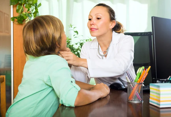 Doctor checking thyroid of teenager — Stock Photo, Image