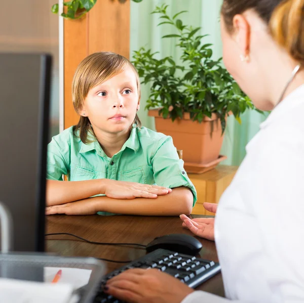 Manlig tonåring patienten — Stockfoto