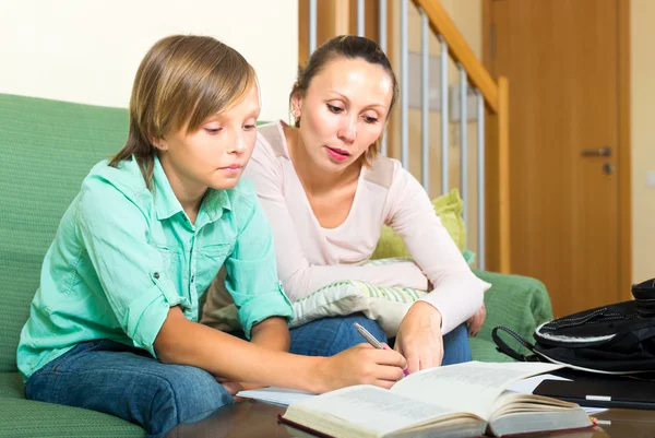 Skolpojke och mor gör läxor — Stockfoto