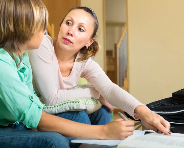 Madre ayudando a hijo con la tarea — Foto de Stock