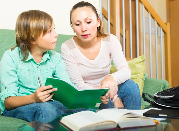 Madre revisando la tarea — Foto de Stock