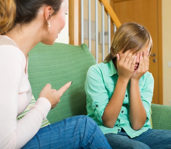 Madre regañando hijo adolescente — Foto de Stock