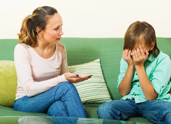 Madre reprendiendo hijo adolescente — Foto de Stock