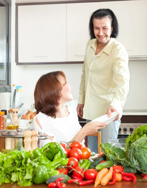 Happy couple cutting the celery for salad — Stock Photo, Image