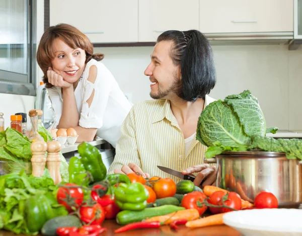 Paar bereitet eine Mahlzeit mit Gemüse zu — Stockfoto